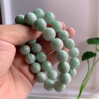 自然光拍摄天然翡翠A货手串手链S031(多样性发货，发其一)

卡13mm左右 16颗左右，多样性发货(发其一) ，珠子部分有纹裂，介意者慎拍，不挑不选，有强迫症的可以看看其他孤品！