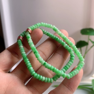 自然光拍摄天然翡翠A货算盘珠手串手链S030(多样性发货，发其一)

卡4.2*2.4mm左右 67颗左右，多样性发货(发其一) ，珠子部分缺边纹裂，介意者慎拍，不挑不选，有强迫症的可以看看其他孤品！